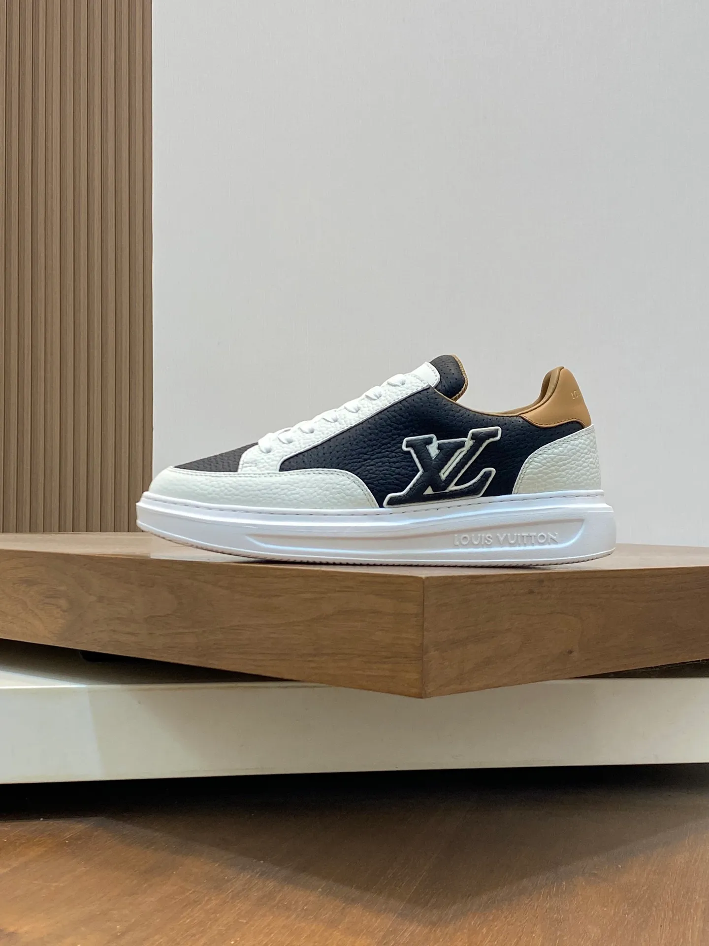 Factory Price: 400💰LV🔍Top Purchasing Agency🇮🇹 Lu Street Boy’s popular sports shoes counter synchronized, uppers imported from Italy cowhide fabric, high-quality complex splicing crafts, imported water-dyed cowhide lining cowhide feet Sole: Original sole provided by the original factory, T men's men's shoes 💰U exclusive movable molded sole, super comfortable, original factory follow-up goods, 🔍🔍high quality, can be entered and exited the counter at will, welcome to compare, code number 39-44 (order 38 45)